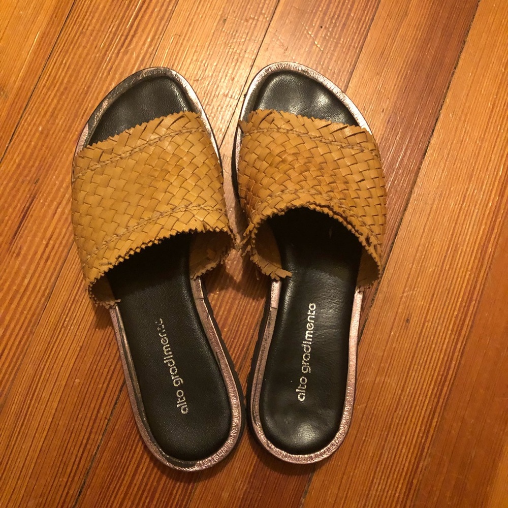 Perfect summer sandal/slide. Comfortable and beautifully made.